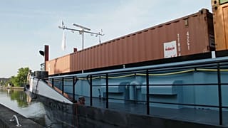 Hollandia: zöld uszály jár a csatornákon