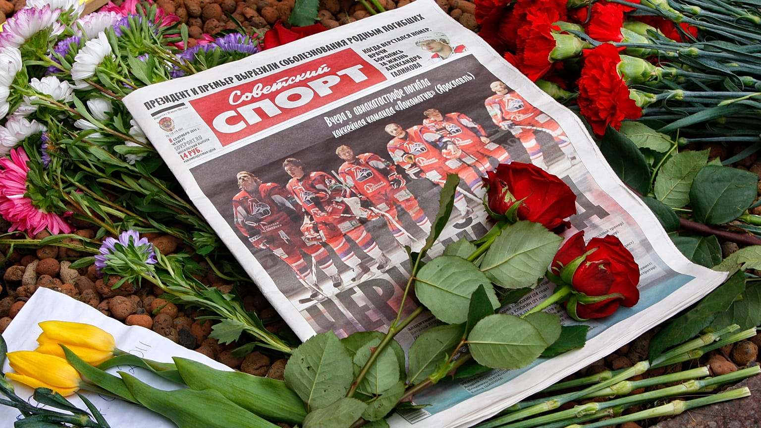 Импровизированный мемориал у посольства Чехии в Москве. Сентябрь 2011 года