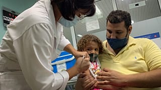 تطعيم طفلة في كوبا 