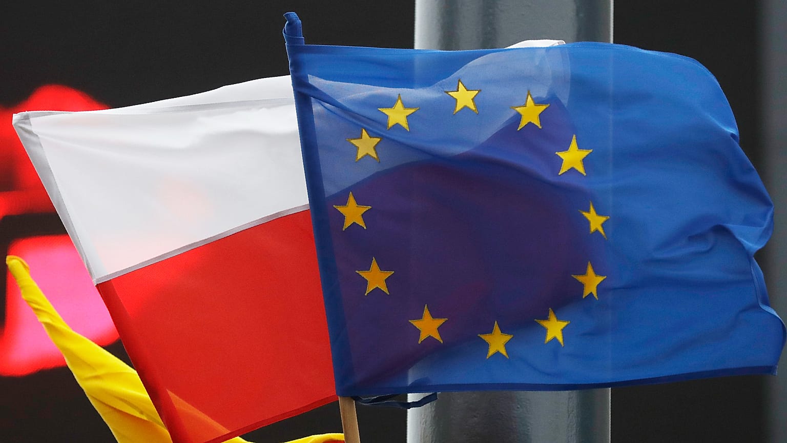 AB ve Polonya bayrakları 