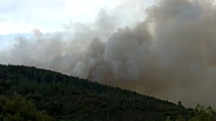 Galicia lucha contra el mayor incendio forestal del año en esta región del noroeste de España