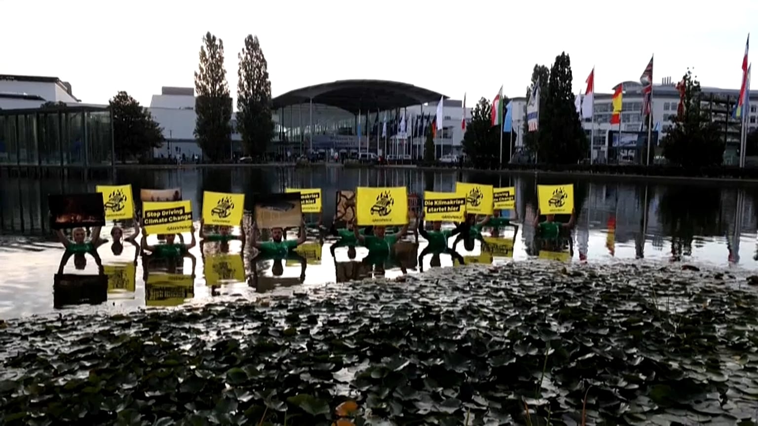 La protesta degli attivisti di Greenpeace