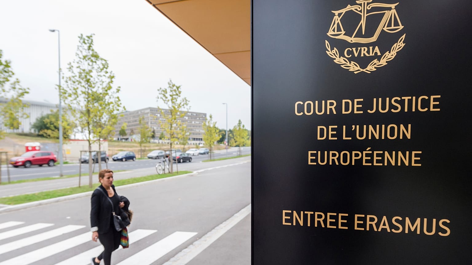 Az Európai Unió Bíróságának egyik bejárata Luxemburgban