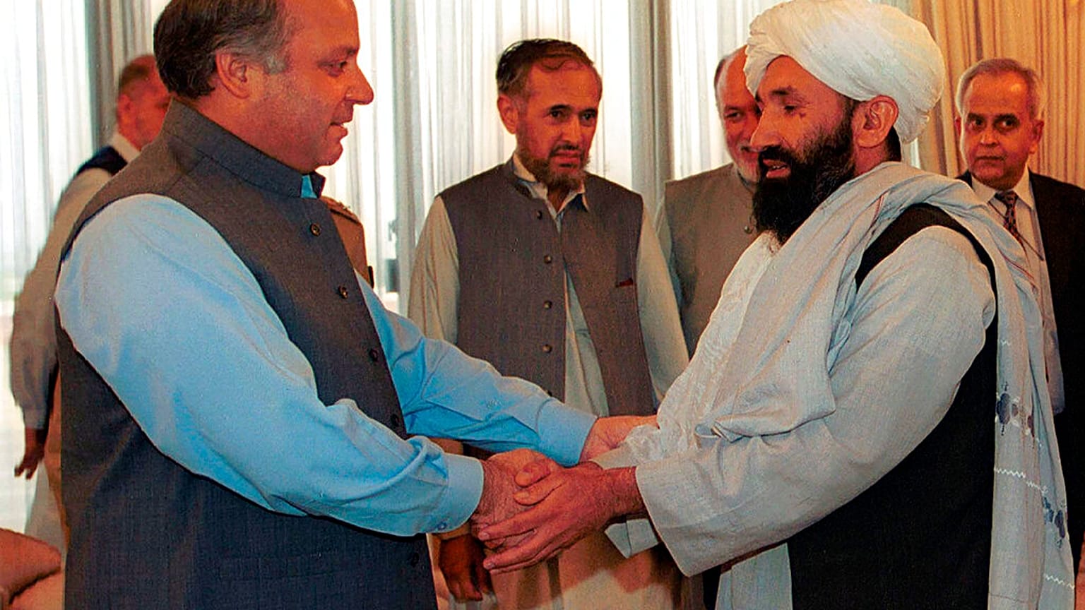A destra Akhund, nuovo primo ministro talebano. A sinistra l'allora primo ministro pachistano Nawaz Sharif. Islamabad, 25 agosto 1999