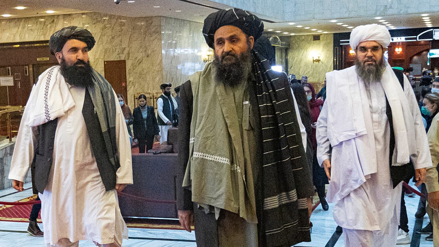 Abdul Ghani Baradar (ao centro) vai ser número dois do executivo