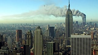 Les tours du World Trade Center en feu après des attentats qui ont changé le monde, New York le 11 septembre 2001