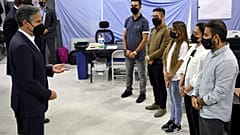 وزير الخارجية الأمريكي أنتوني بلينكين ووزير الدفاع لويد أوستن يلتقيان مع مترجمين أفغان في قاعدة العديد الجوية، التي تأوي لاجئين أفغان، في الدوحة ، قطر.