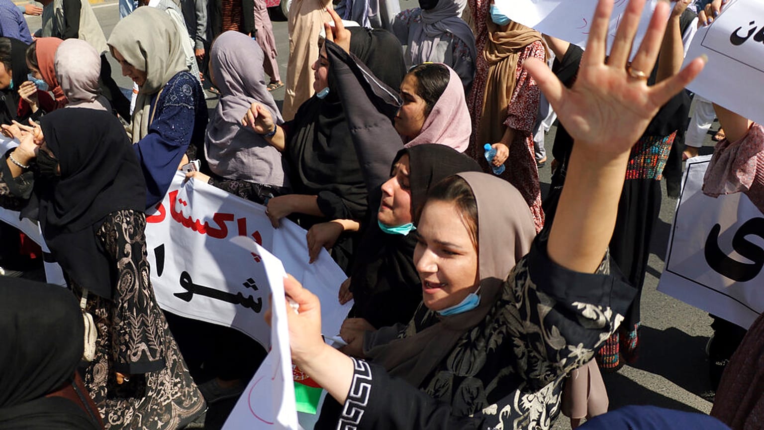 شاهد: نساء أفغانيات يتحدين طالبان ويتظاهرن في كابول ضد سياسة إسلام أباد