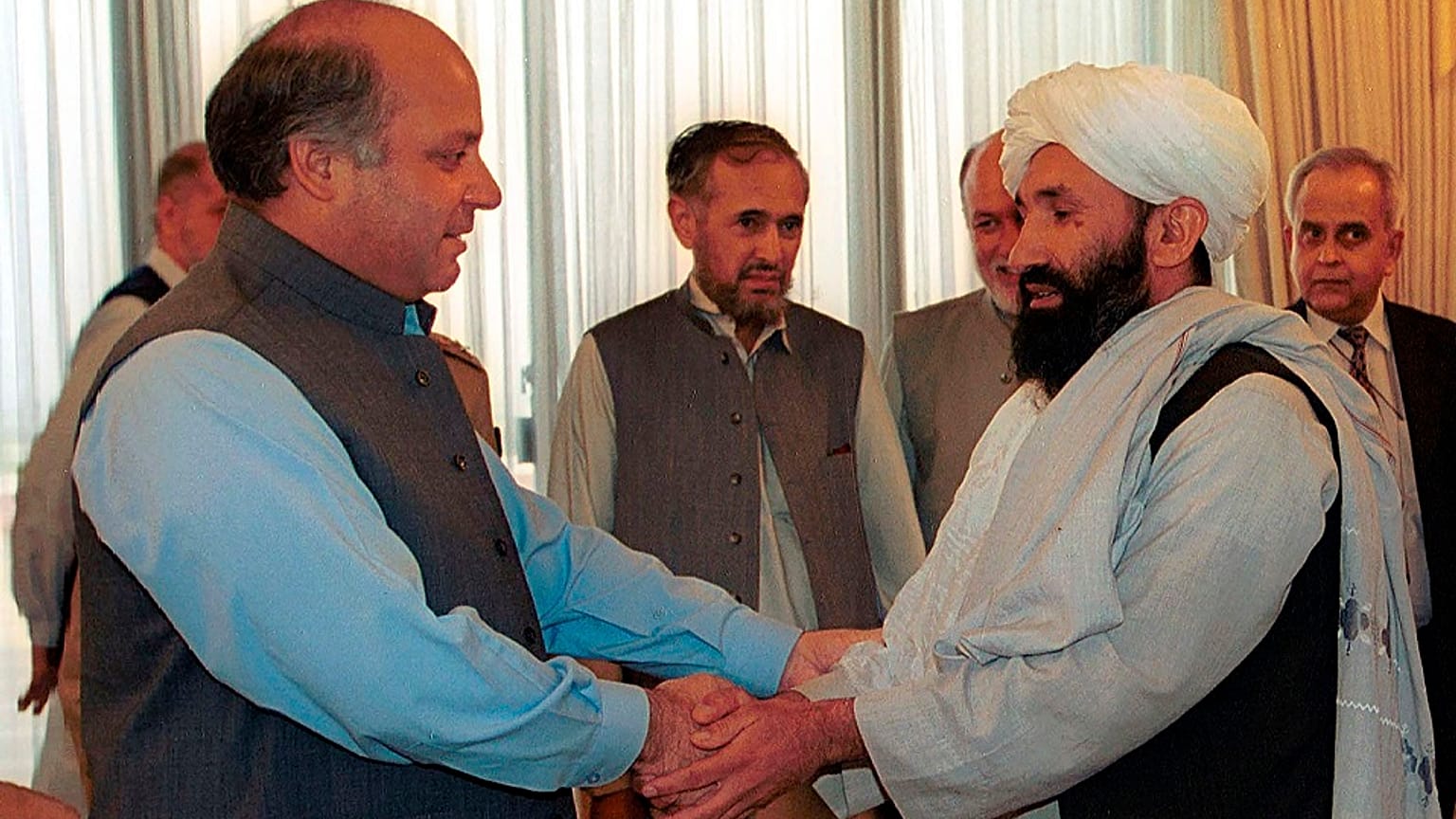 Mohammad Hassan Akhund (rechts); Aufnahme aus dem Jahr 1999