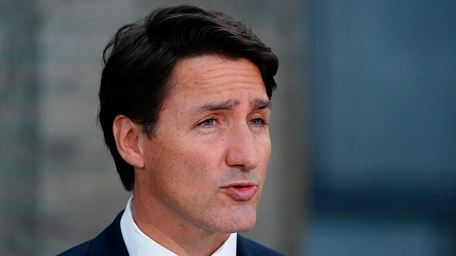 Un grupo de manifestantes furiosos rodea y lanza arena a Justin Trudeau