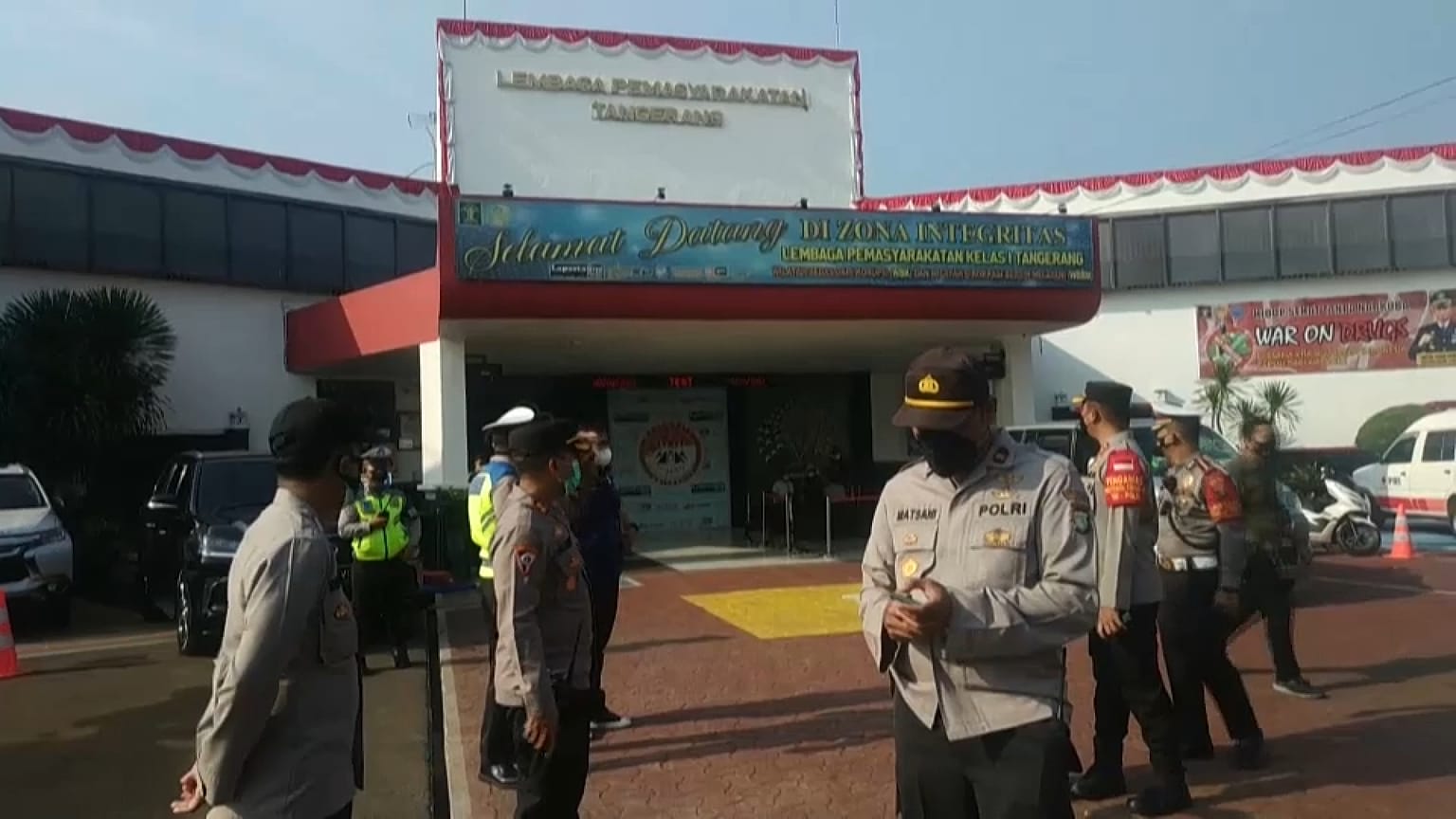 Guardas e soldados guardam a prisão de Tangerang