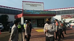 Guardas e soldados guardam a prisão de Tangerang