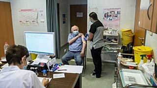 Egy férfi megkapja a harmadik oltását a salgótarjáni Szent Lázár Megyei Kórház oltópontján