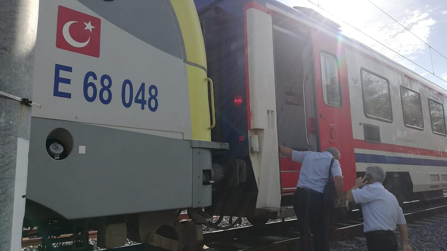 Tuzla'da duramayan tren, istasyonda bekleyen başka bir trene arkadan çarptı 