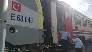 Tuzla'da duramayan tren, istasyonda bekleyen başka bir trene arkadan çarptı