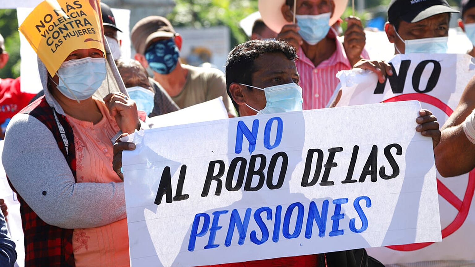 Un grupo de personas protestan en las calles de El Salvador contra la entrada en vigor del bitcóin