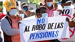 Un grupo de personas protestan en las calles de El Salvador contra la entrada en vigor del bitcóin