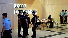 Sécurité renforcée à l'entrée de la salle d'audience où se déroule le procès des attentats du 13-Novembre / Paris, le 08/09/2021