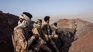 مقاتلون يمنيون على مسافة من خط المواجهة بعد اشتباكات مع المتمردين الحوثيين على خط جبهة كسارة بالقرب من مأرب، اليمن، حزيران/ يونيو 2021