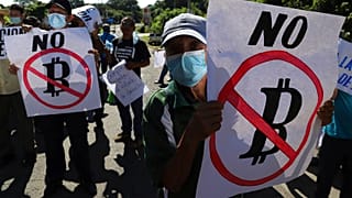 Salvadorenhos protestam contra o presidente Bukele