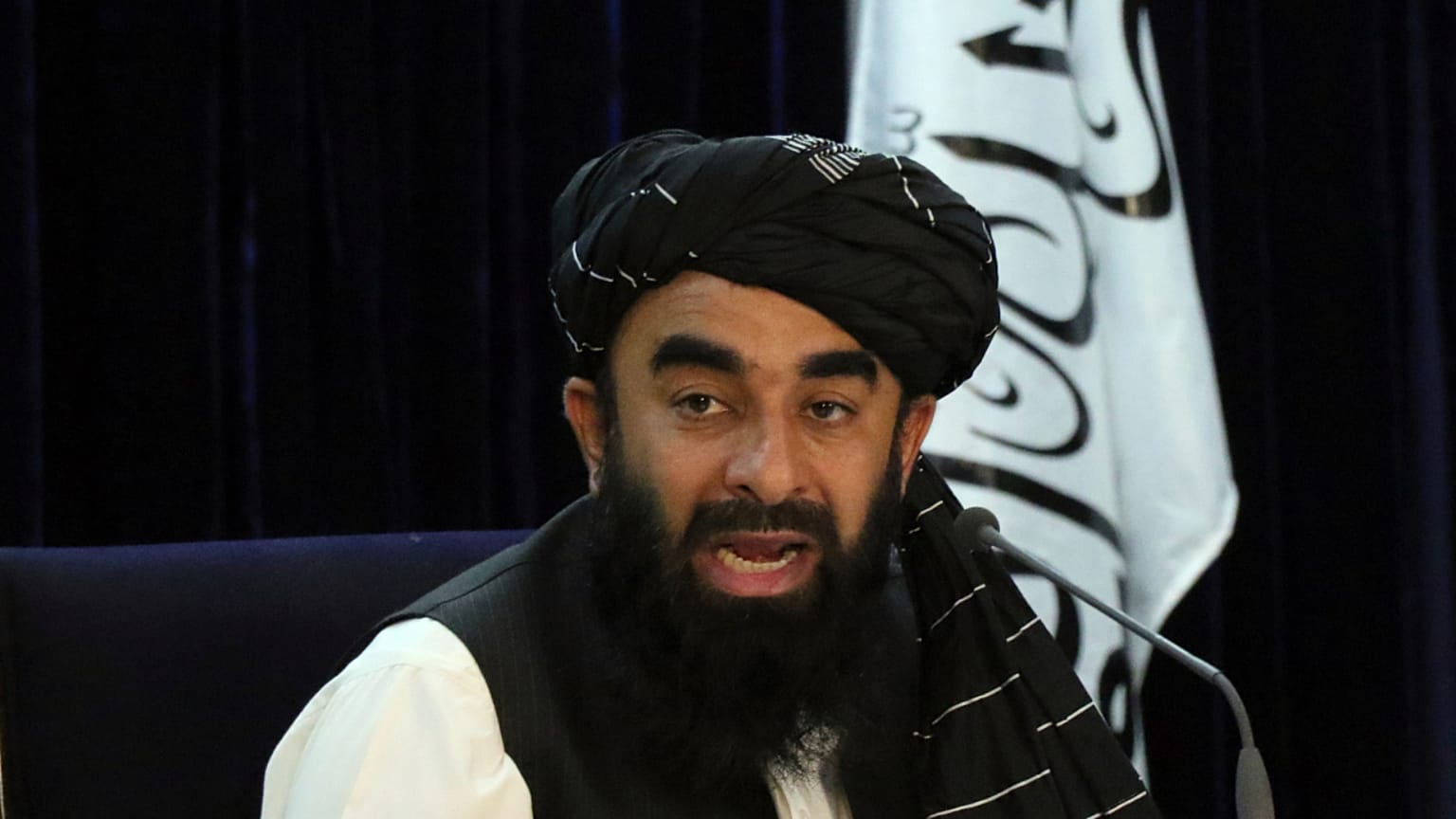 المتحدث باسم الحكومة الأفغانية ذبيح الله مجاهد
