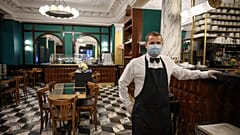 Kellner wartet auf Gäste in der Schweiz