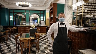 Kellner wartet auf Gäste in der Schweiz