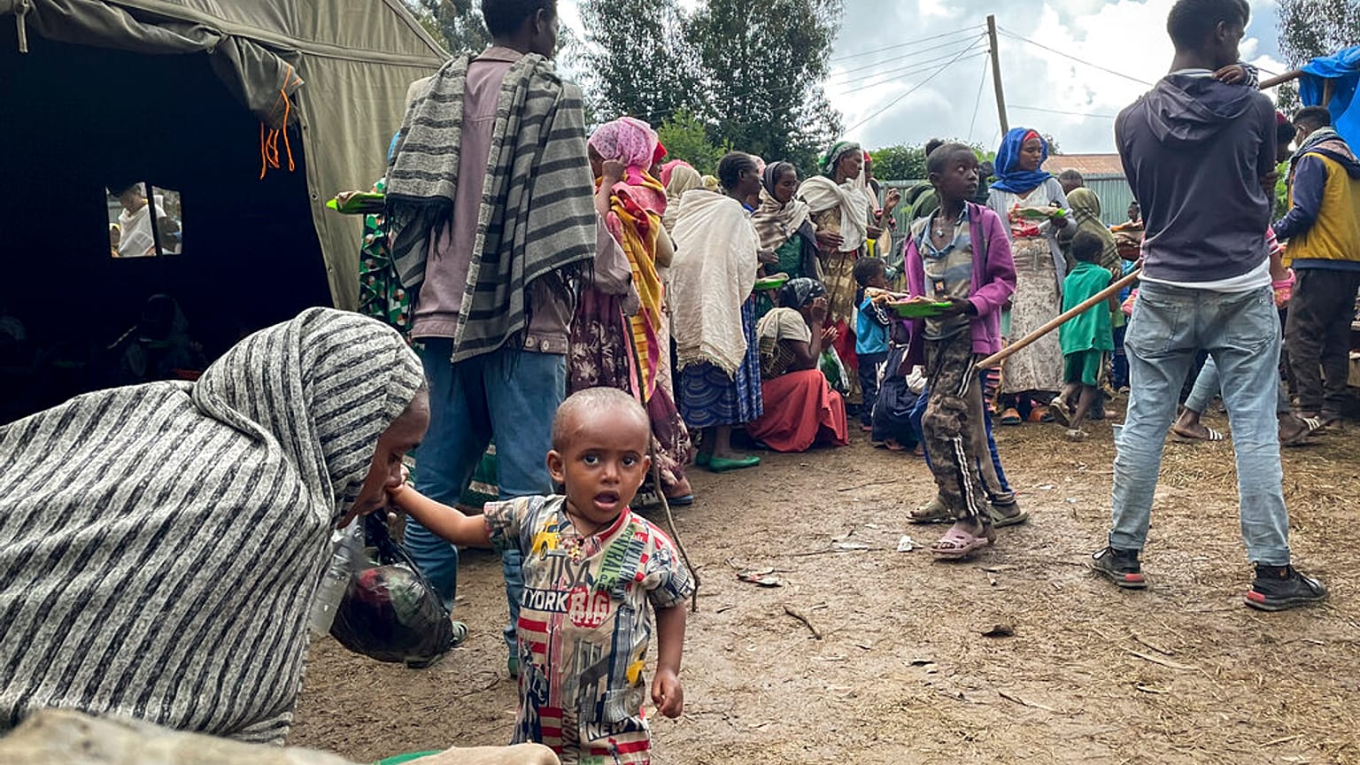 Amhara'da yaşayan ve evlerini terk etmek zorunda kalan siviller.