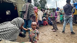 Amhara'da yaşayan ve evlerini terk etmek zorunda kalan siviller.