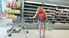 Markette alış veriş yapan bir İngiliz