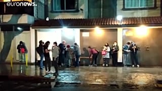 Az utcán várakoztak sokan órákon át
