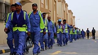 عمال أجانب يعملون في موقع بناء ملعب الوكرة لكرة القدم أحد ملاعب قطر مونديال 2022.