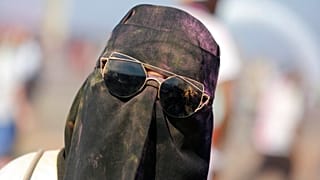امرأة ترتدي النقاب تشارك في احتفالات مسحوق الألوان، في جدة، المملكة العربية السعودية، السبت 2 نوفمبر 2019