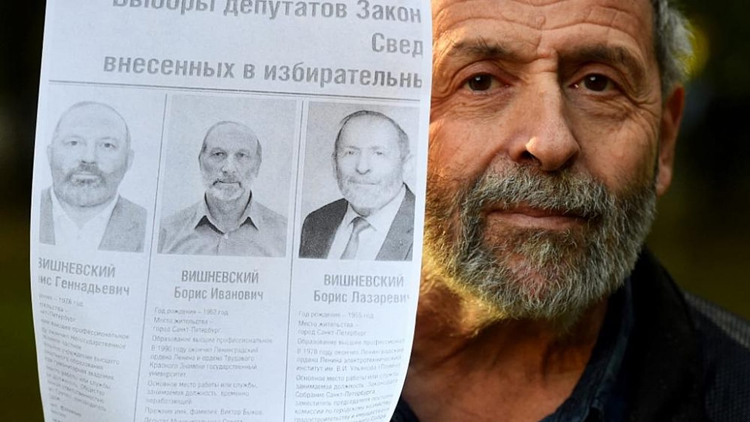 Gerçek Boris Vishnevsky aday tanıtım broşürünü gösteriyor