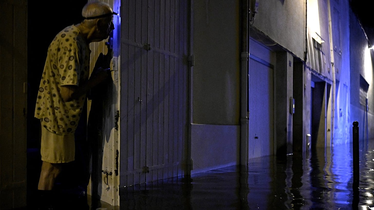 Un habitant d'Agen constatant la montée des eaux dans sa rue