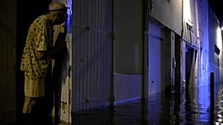 Un habitant d'Agen constatant la montée des eaux dans sa rue