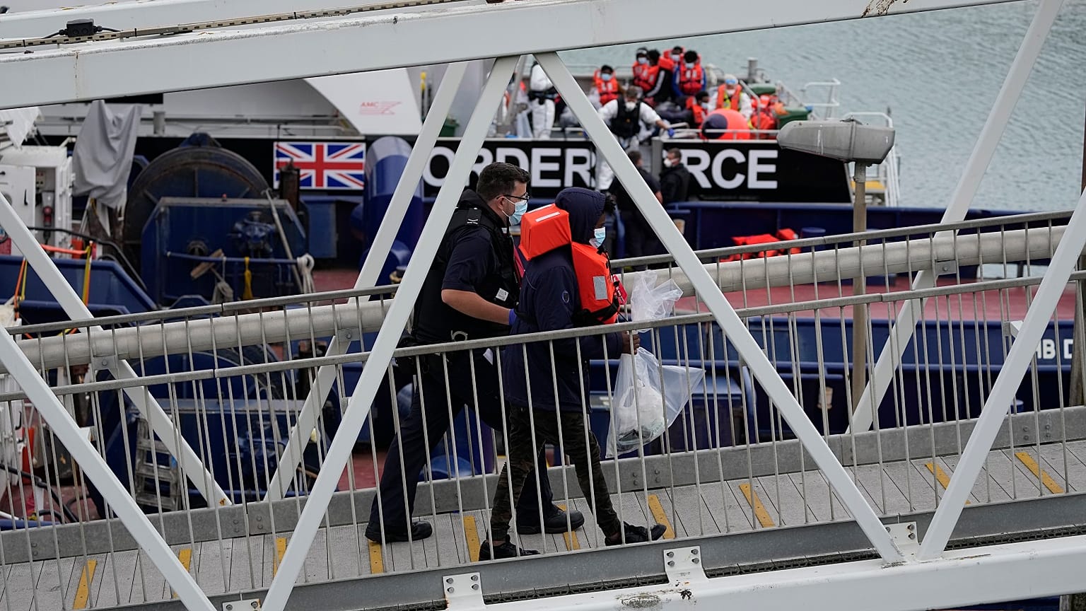 A britek visszafordítanák a migránsok csónakjait a Csatornán
