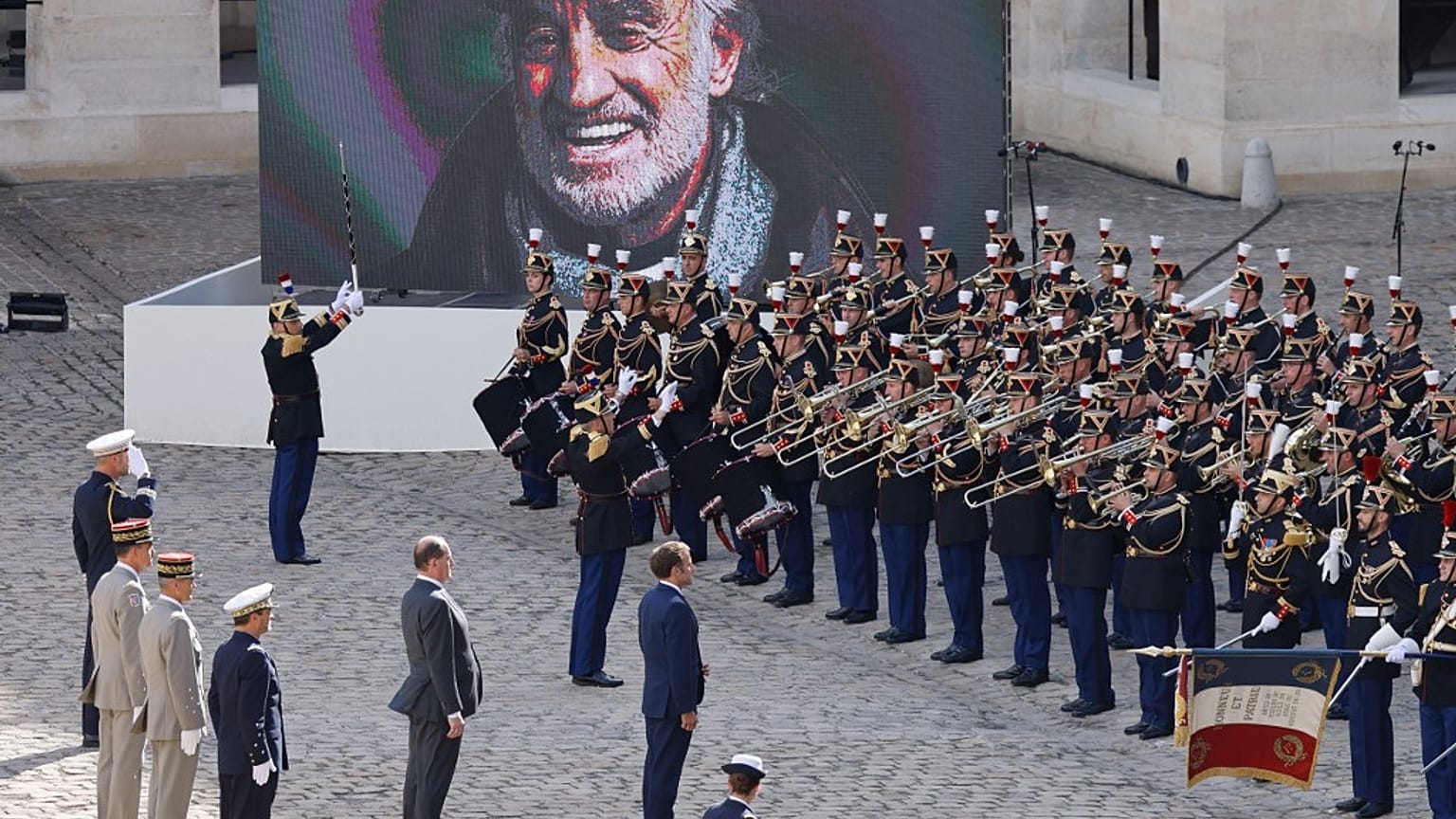 L'hommage s'est déroulé dans la cour d'honneur des Invalides accompagné par l'orchestre de la Garde républicaine.