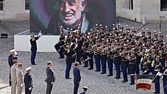 L'hommage s'est déroulé dans la cour d'honneur des Invalides accompagné par l'orchestre de la Garde républicaine.