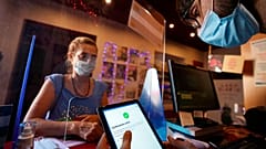 Una signora mostra il green pass per accedere al cinema
