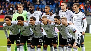 A equipa tuitular da Alemanha posa para a foto antes do jogo na Islândia