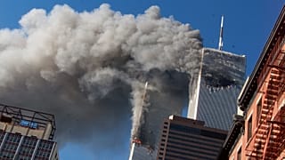  دخان يتصاعد من برجي مركز التجارة العالمي المحتر��ين بعد اعتداءات 9 سبتمبر/أيلول في مدينة نيويورك