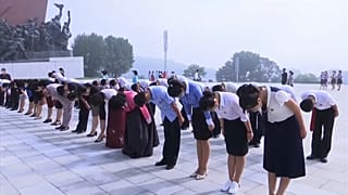 Saludo obligatorio ante los fundadores del estado norcoreano en Pionyang.