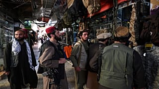 Kabil'de Taliban militanları bir mağazanın önünde 