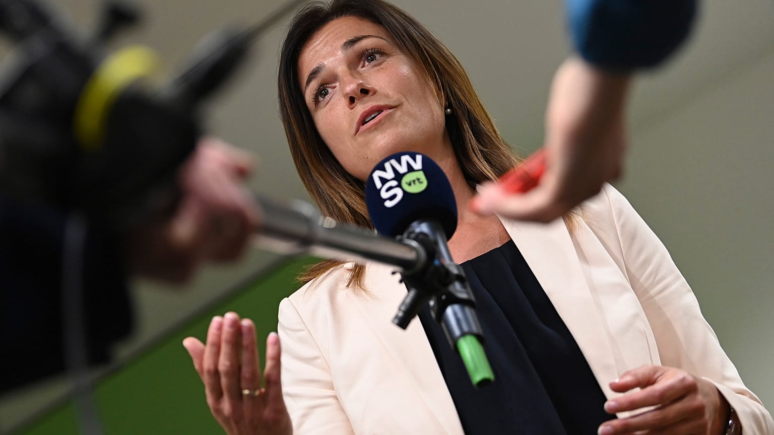 Varga Judit a belga köztévének nyilatkozik Luxemburgban