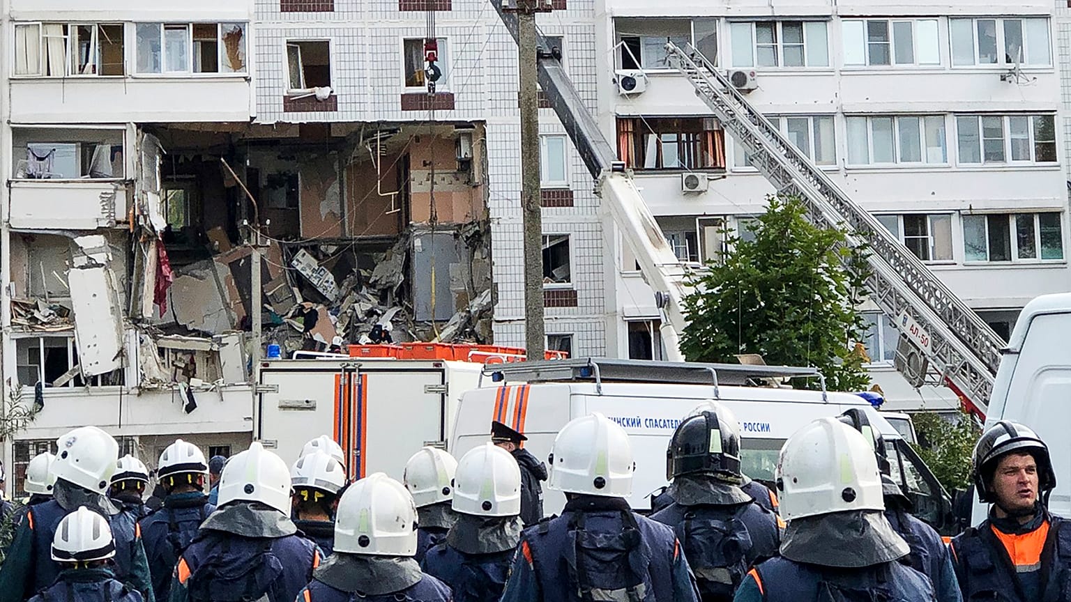 Tűzoltók a gázrobbanás helyszínén