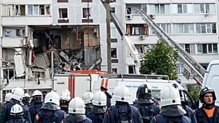 Tűzoltók a gázrobbanás helyszínén