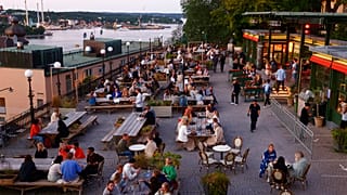 Gäste einer Bar in Stockholm, 1.7.2021