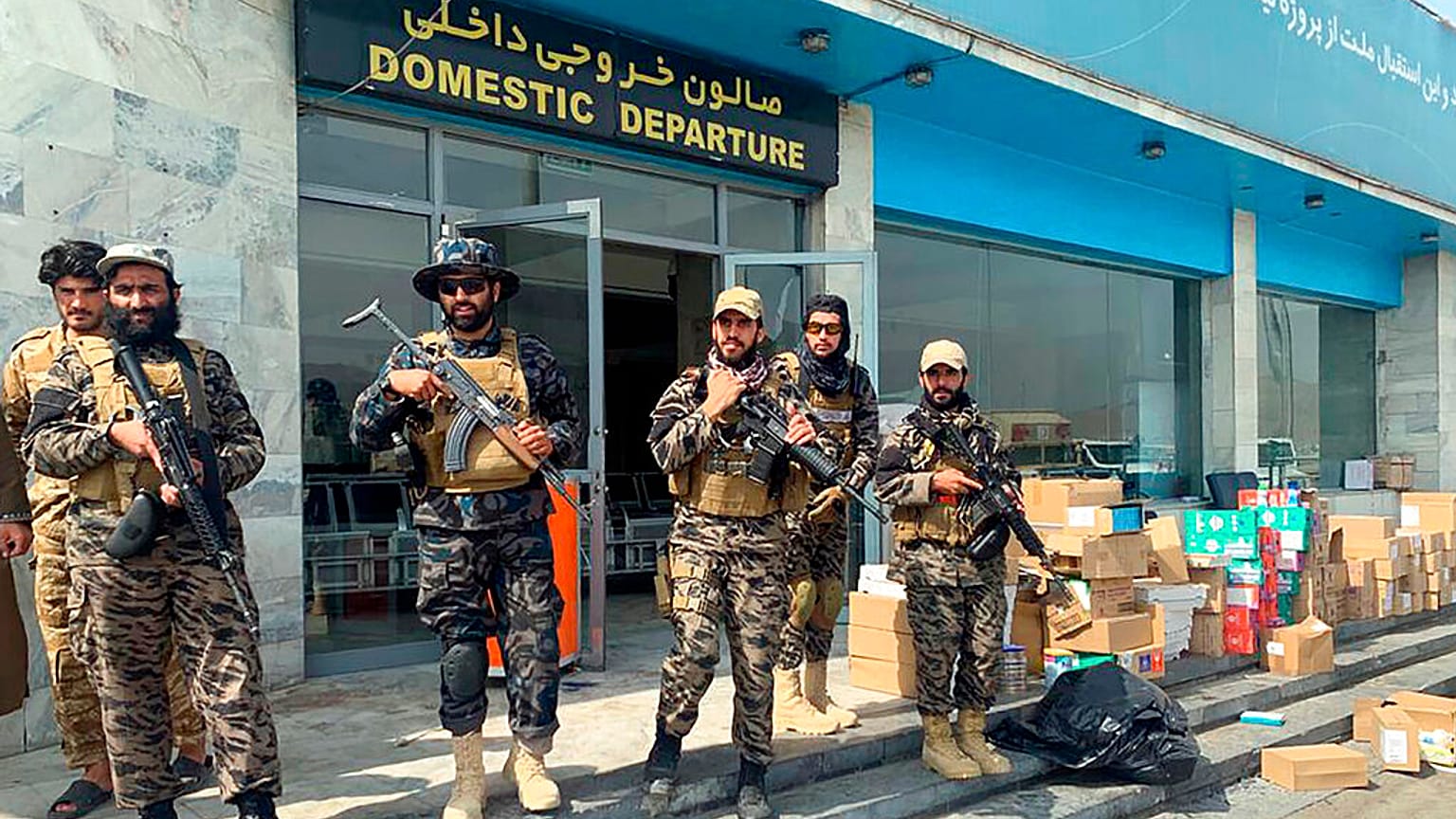 Taliban sichern den Inlandsbereich am Kabuler Flughafen