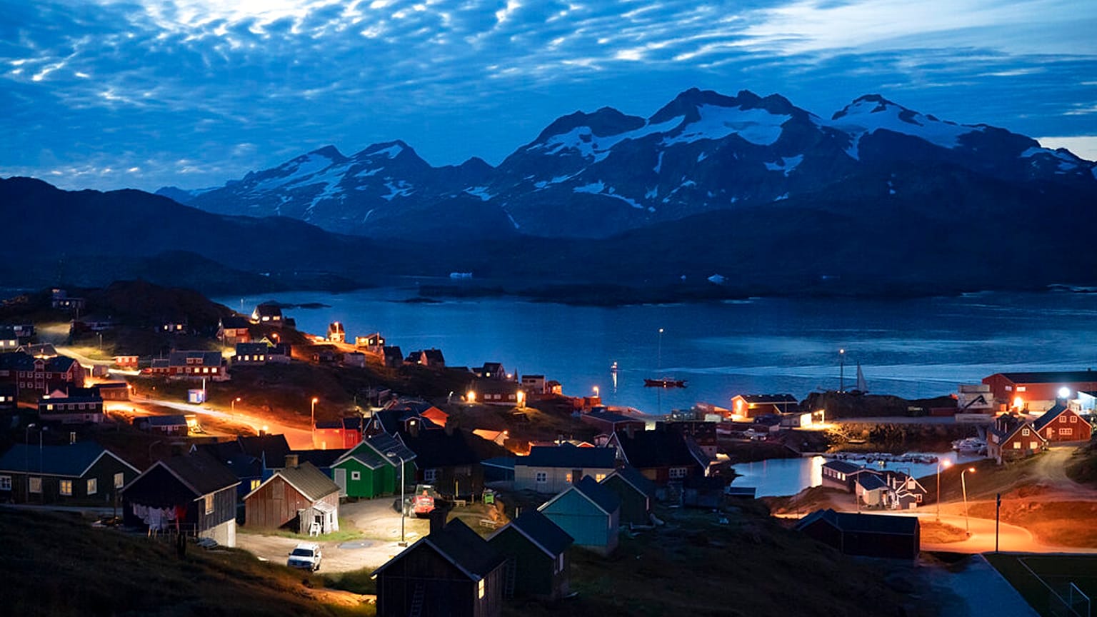 Die Sonne geht unter in Tasiilaq, Grönland. 16. August 2019.